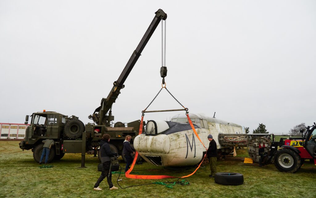 YAM Shackleton loading 001a